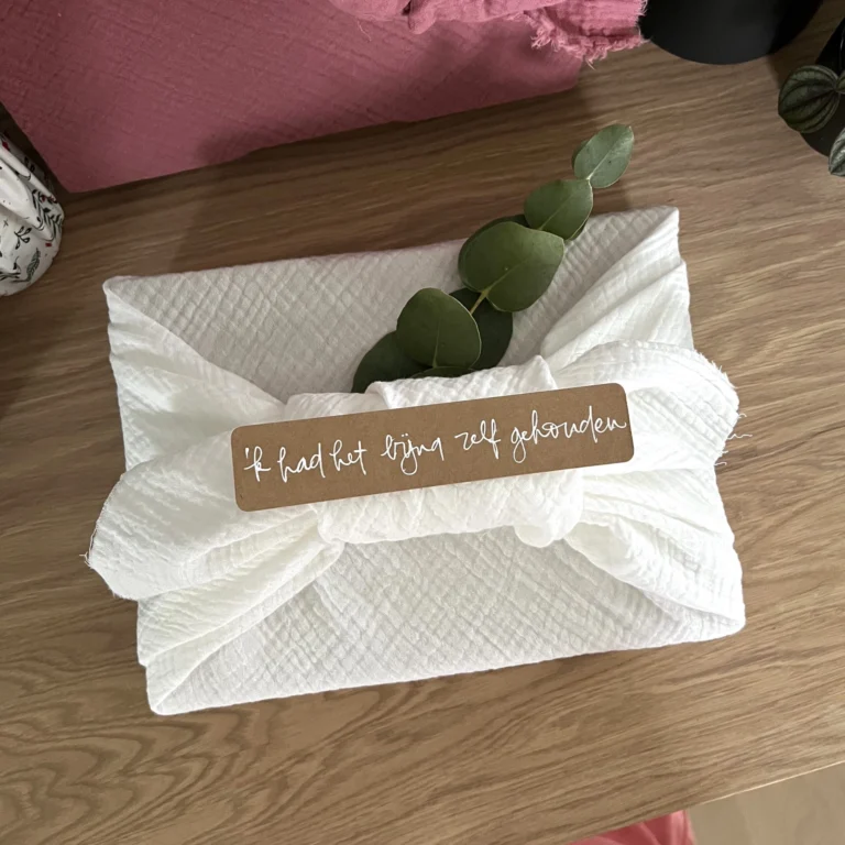 Cadeau ingepakt met een herbruikbare Furoshiki inpakdoek
