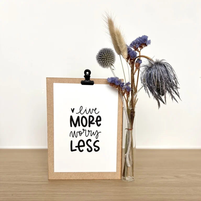 Quoteplankje met droogbloemen: Live more, worry less